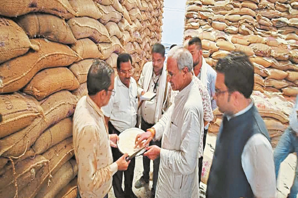 खबर का असर: खराब चावल की जांच के लिए पहुंची टीम, 2 दुकानों में 1600 बोरियों में
लगे कीड़े