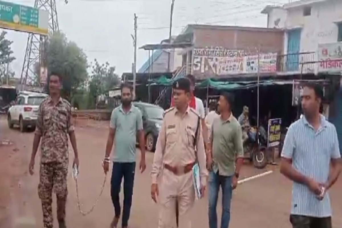 CG News: युवक की पिटाई करने वाले आरोपी का पुलिस ने निकाला जुलूस, देंखे वीडियो