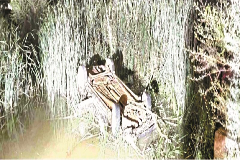 CG Accident: सड़क किनारे पानी से भरे गड्ढे में पलटी कार, एक की मौके पर मौत