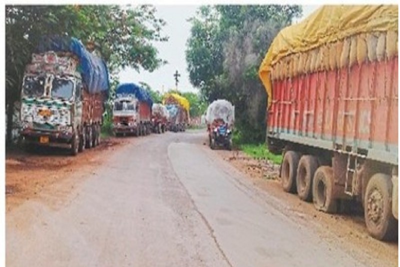 CG News: सड़क बना पार्किंग जोन, हाईवे पर खड़े ट्रकों से बढ़ा हादसे का खतरा