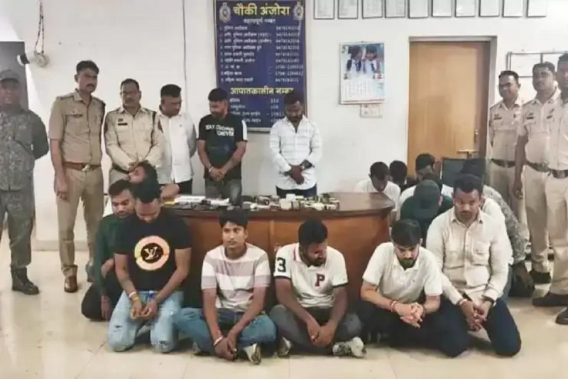 CG Crime: नदी किनारे खेल रहे थे जुआ, 18 जुआरी पकड़ाए, 10.82 लाख व 20 मोबाइल जब्त