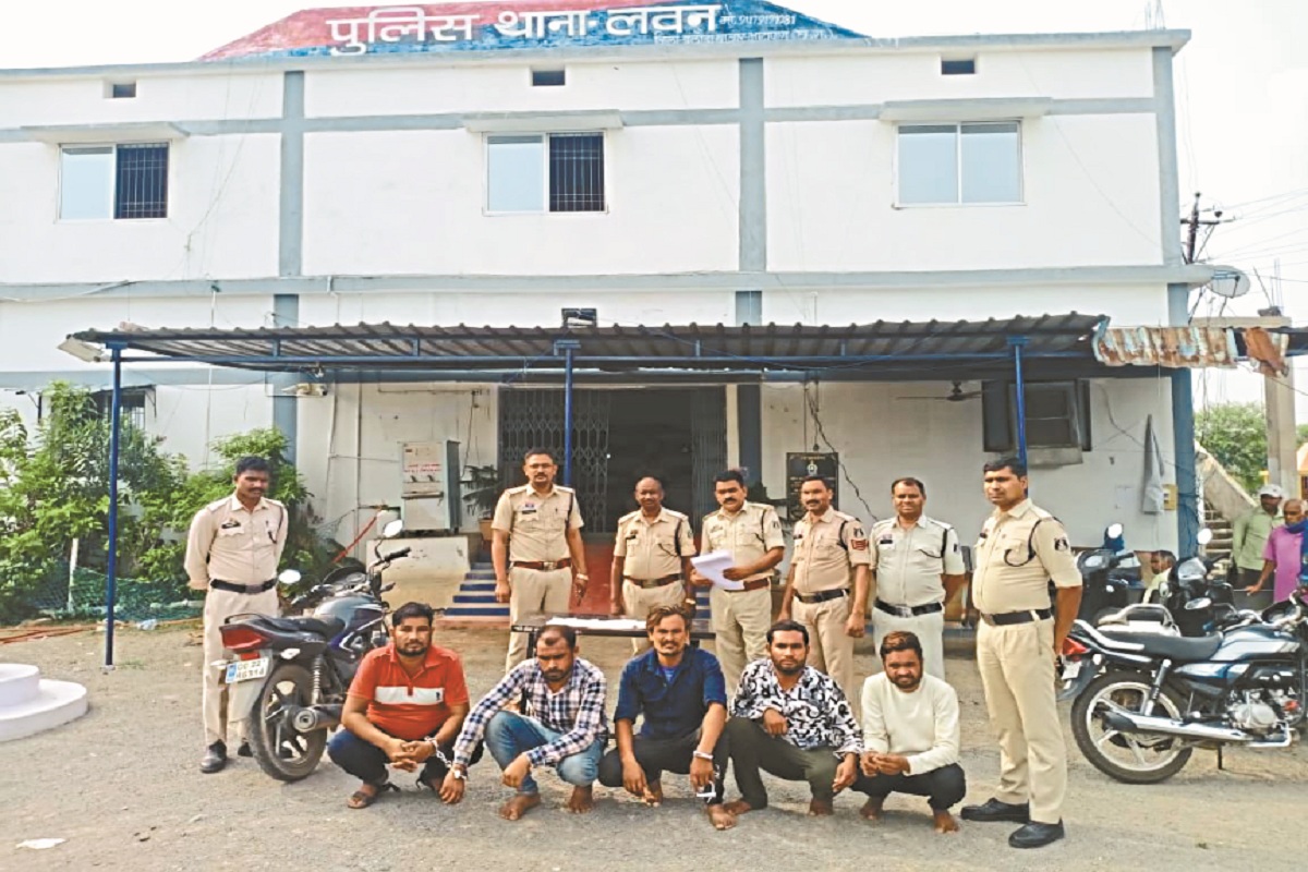 CG Crime: बैंक से 49 हजार निकलकर शराब दुकान पहुंचे, पांच बदमाश लूटकर हो गए फरार