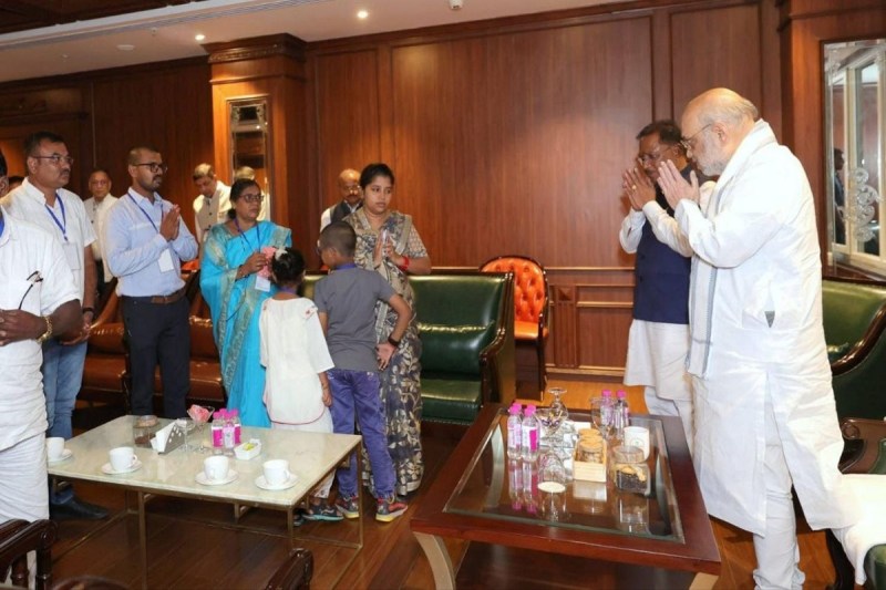 Amit Shah in CG: केंद्रीय गृह मंत्री अमित शाह ने शहीद आकाश राव गिरिपुंजे के परिजनों से की मुलाकात, कहा- सरकार उनके साथ हर कदम पर खड़ी है