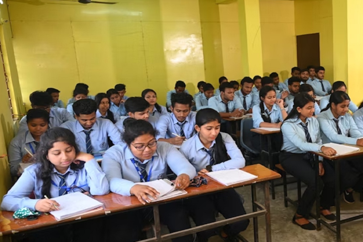 Raipur News: ये कैसा फरमान, निजी स्कूलों में छात्रों के लिए महंगे ब्रांडेड स्पोर्ट्स शूज अनिवार्य,जेब पर पड़ेगा अनावश्यक बोझ