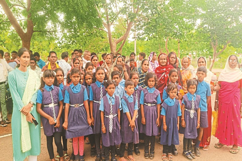 CG News: युक्तियुक्तकरण के तहत शिक्षिका का स्थनांतरण, मैडम के जाने के बाद कई बच्चे नहीं खा रहे खाना, आंखों में आंसू