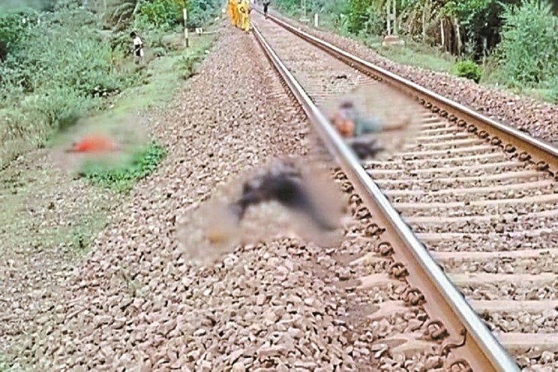 CG News: रेलवे पटरी पर सो थे मजदूर, ट्रेन से कटकर दो की मौत, कई हिस्सों में बटा शरीर