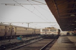 Train Cancelled: रेलवे ने फिर रद्द की 6 ट्रेनें, कुछ परिवर्तित मार्ग से चलेंगी
तो कुछ देरी से - image