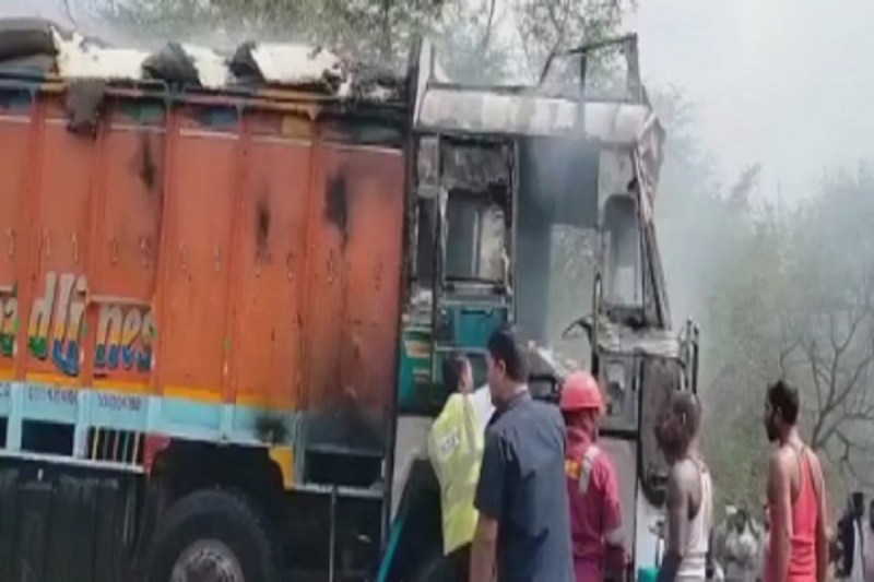 CG News: चावल से भरे ट्रक में ओवरहीटिंग से लगी आग, बुरी तरह जलकर हुआ खाक