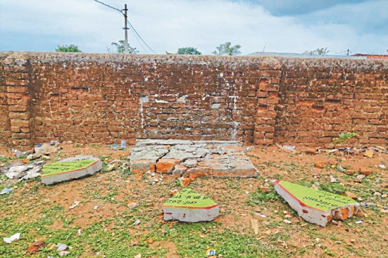 CG News: ईंट से बनी सूचना पटल भरभराकर गिरा, पास में खेल रहे मासूम की दबने से मौत