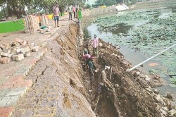 CG News: दो माह में ढह गया तालाब का रिटेनिंग वाल, निगम आयुक्त ने जांच करने के
साथ नया बनाने के आदेश दिए - image