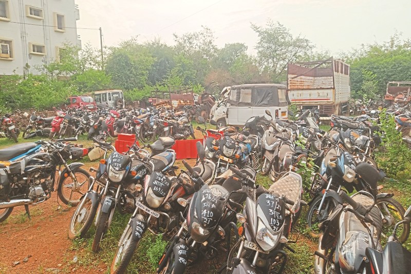 CG News: थानों में चार हजार वाहन जब्त पड़े, नीलामी नहीं होने से 2007 के पहले से पड़ेवाहन बने कबाड़