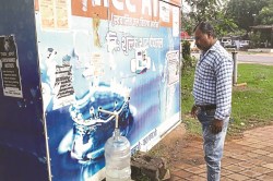 Bhilai News: बारिश शुरू होते ही पानी की सप्लाई समस्या शुरू, आवासों में आ रहा
गंदा पानी, 300 रुपये में खरीद कर पी रहे लोग - image