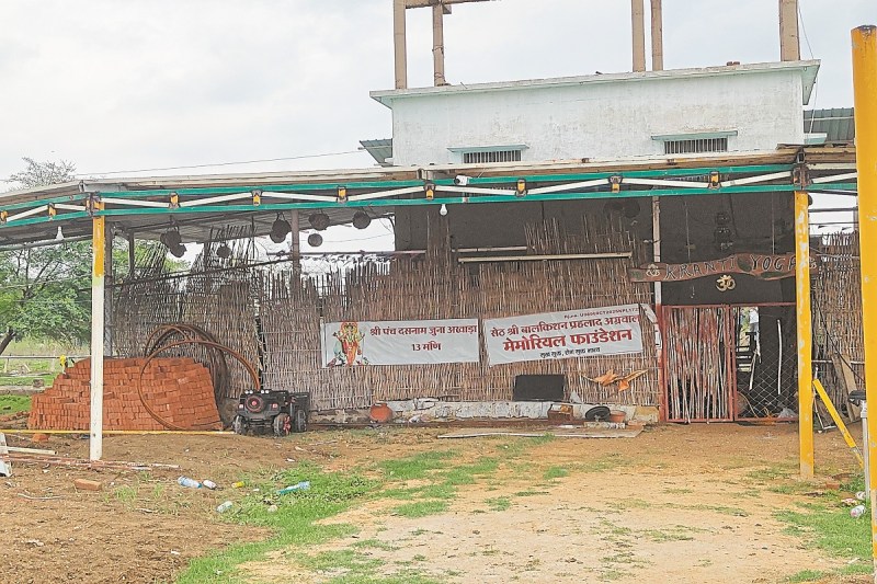 CG Crime: गोविंदोत्सव में कृष्ण बनता था कथित योगी बाबा, एसपी ने आश्रम में दी दबिश, इनकम की जा रही जांच