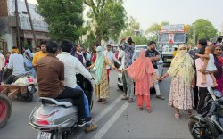 एक घंटे की बारिश, नौ घंटे का अंधेरा: छतरपुर शहर में बिजली व्यवस्था ध्वस्त, जनता
का फूटा आक्रोश, महिलाओं-बच्चों ने किया घेराव - image