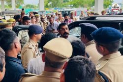 प्रयागराज सर्किट हाउस में नजरबंद हुए नगीना सांसद चंद्रशेखर आजाद, प्रशासन ने
कौशांबी जाने से रोका - image