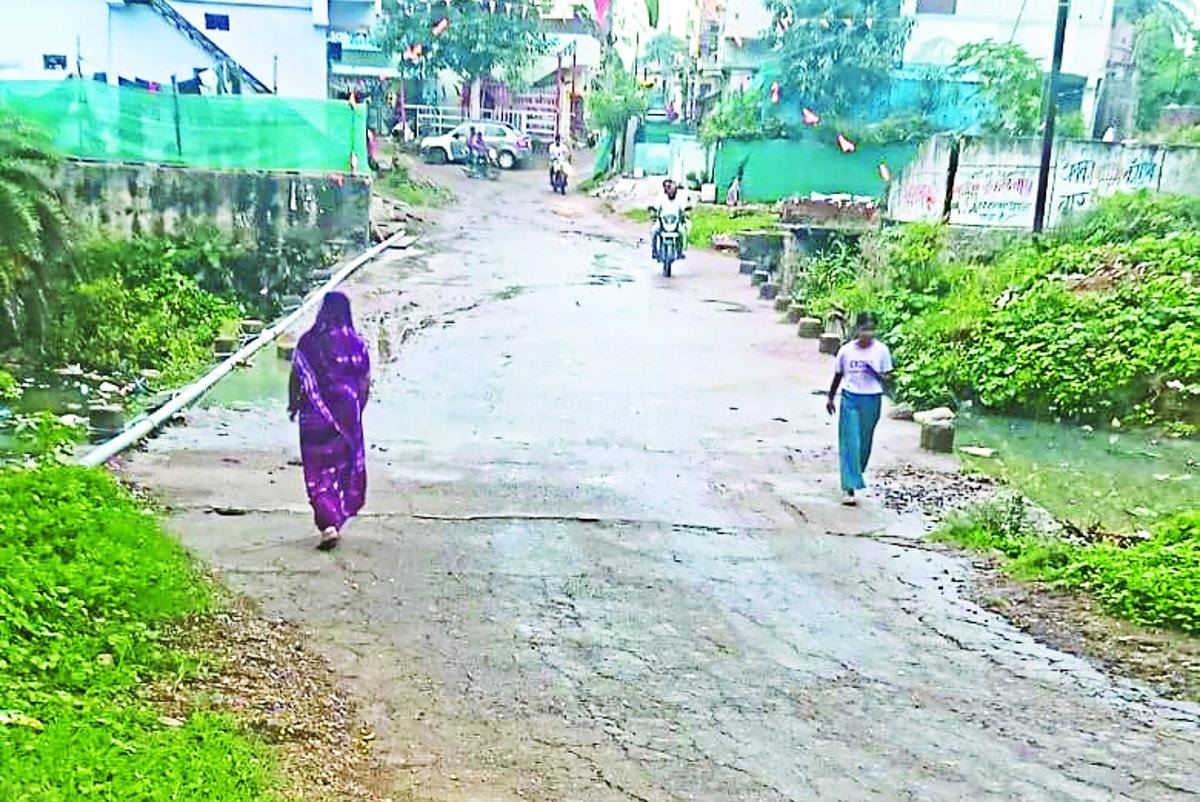 एक पुलिया के न बनने से शहर से कट जाते हैं 3000 लोग