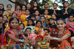 कानून और पाबंदियों के बावजूद थम नहीं रहा बाल विवाह, कर्नाटक में एक साल में 700
बेटियों के बचपन छीने - image