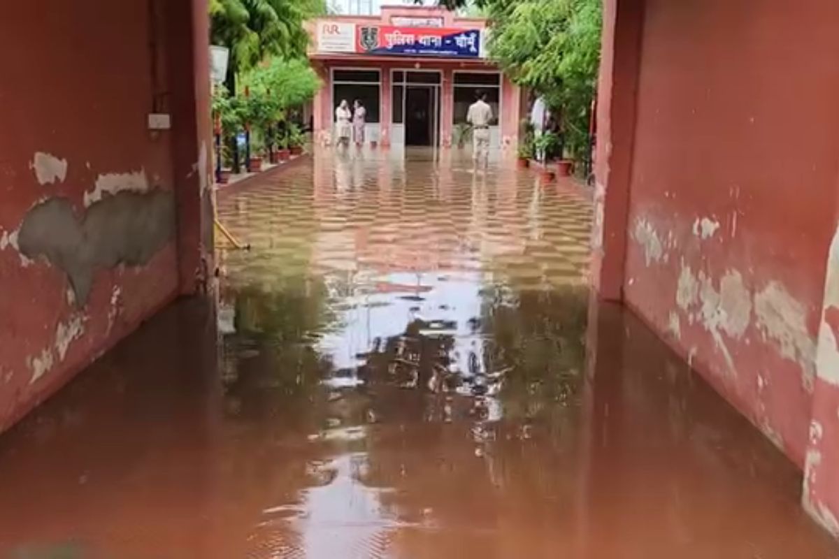 Heavy Rain: पहली बारिश में ही लबालब हो गया चौमूं पुलिस थाना, घुटनों तक भरा पानी,
घंटों तक नहीं निकला