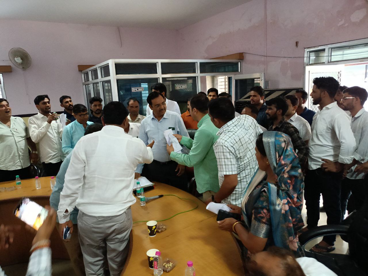 पार्षदों ने किया हंगामा: आयुक्त व सभापति को घेरा, भष्ट्राचार के लगाए आरोप