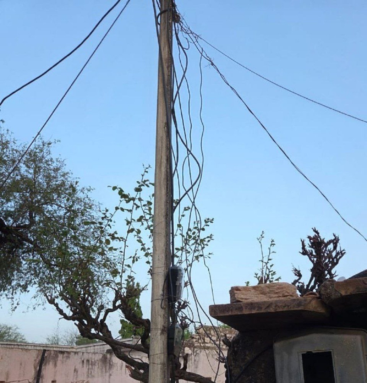 सर्विस लाइन में कट…तारों पर आंकुड़े डालकर व मीटर से बाइपास बिजली की चोरी