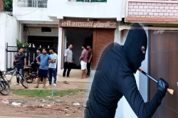 नकाबपोश चोरों का आतंक, एक साथ कई दुकानों और घरों में चोरी, 10 लाख नकद और जेवर
लेकर फरार - image