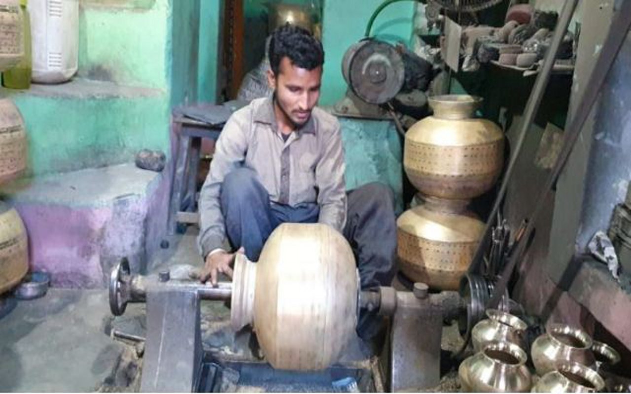 पीतल की खनक अब मंद पड़ी, विलुप्त होती शिल्पकला, स्वास्थ्य और पर्यावरणीय लाभ भी
दरकिनार