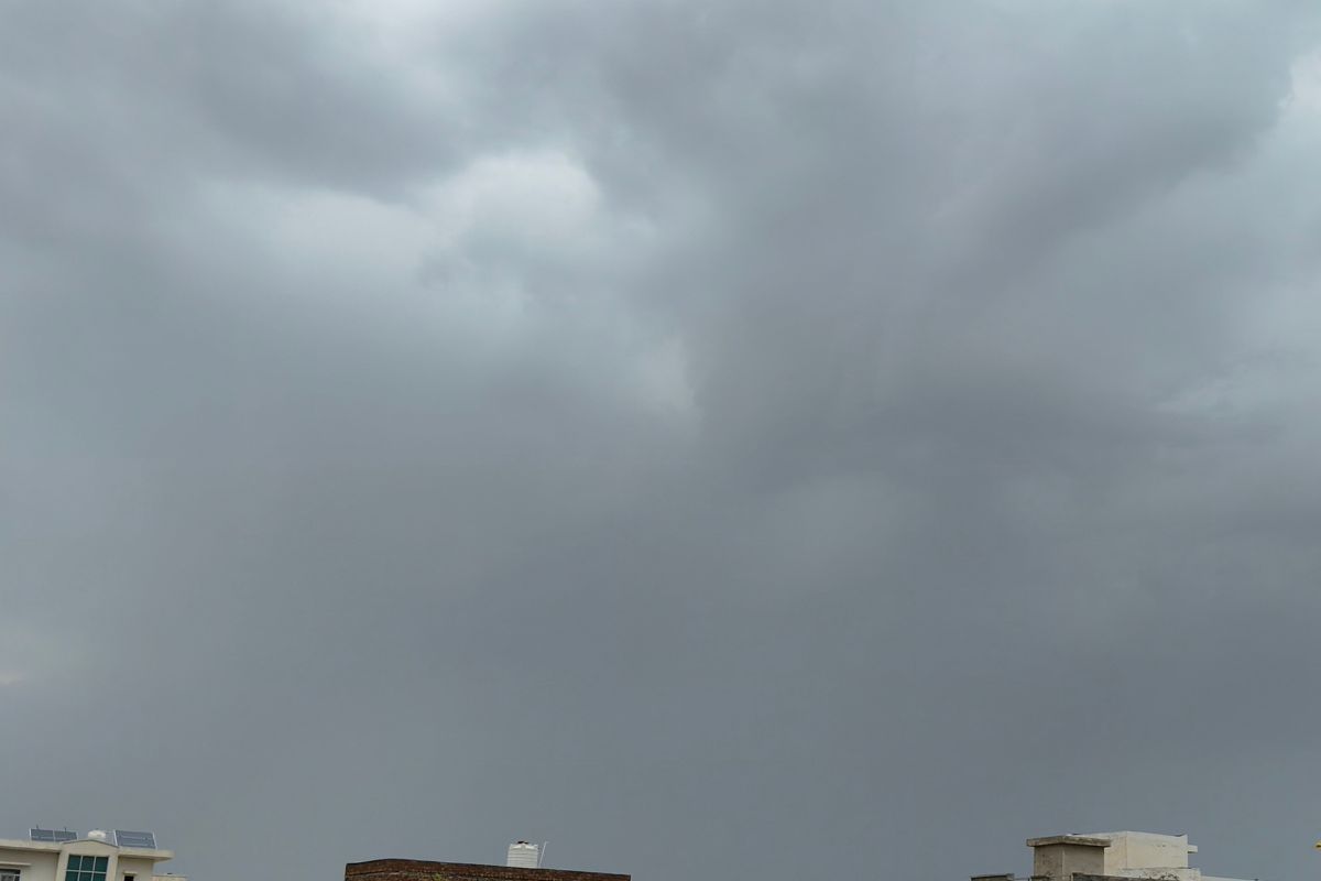 Churu Weather: आधे घंटे तक जमकर हुई बरसात से मौसम हुआ सुहावना