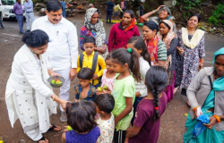 सीएम ने खरीदे आम, पत्नी ने सड़क किनारे खड़े बच्चों को खिला दिए… - image