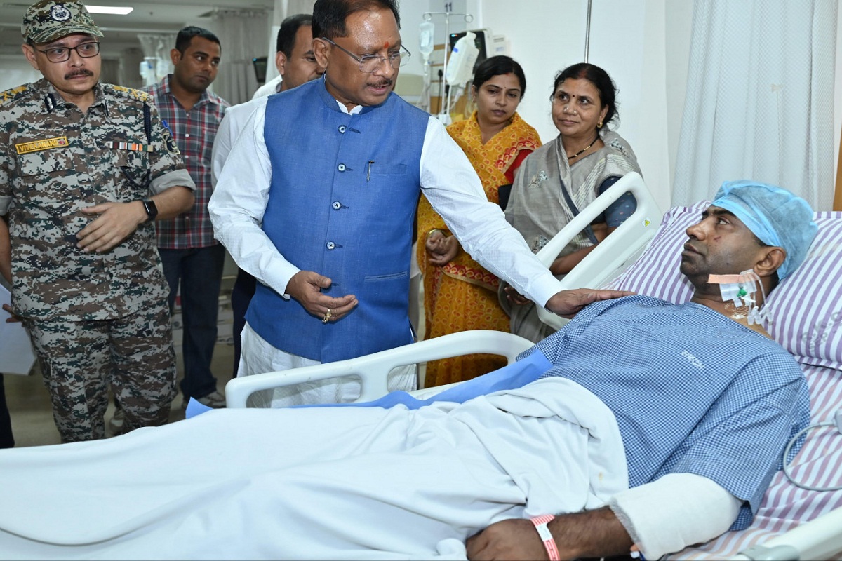CM साय ने अस्पताल पहुंचकर नक्सल घटना में घायल जवानों से की मुलाकात, देखें Video