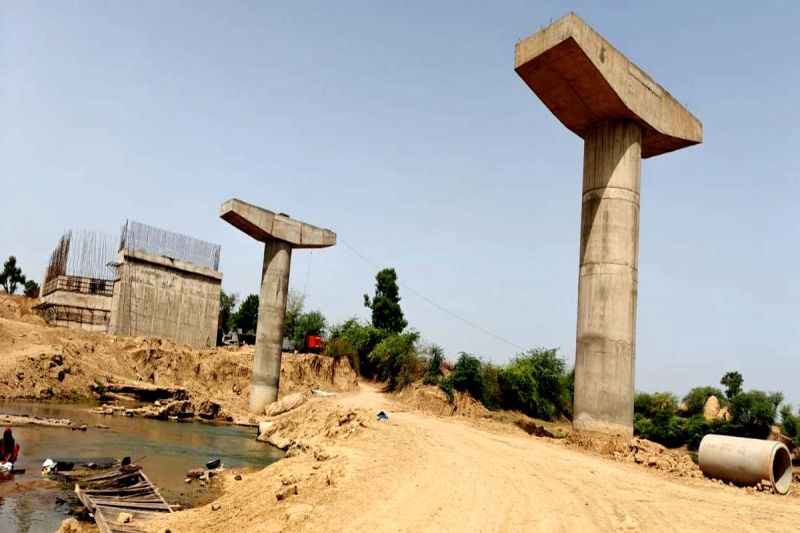 तय अवधि निकलने के बाद भी नहीं हुआ पुलिया का निर्माण