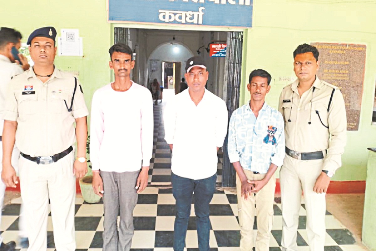 कलेक्ट्रेट परिसर में घुसा फर्जी डिप्टी कलेक्टर, कथित ड्राइवर और स्टेनो के साथ कर
रहा था निरिक्षण, फिर… मचा बवाल