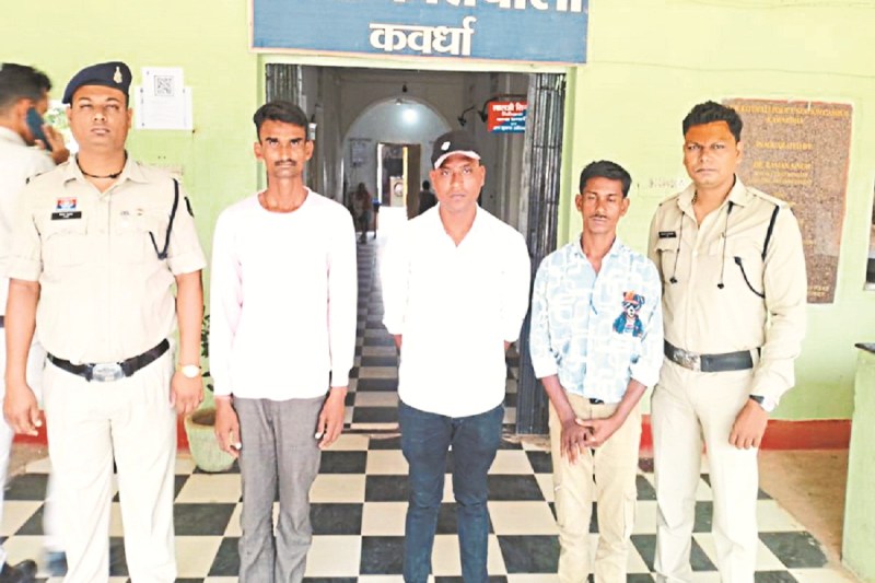 फर्जी डिप्टी कलेक्टर व उसके दो साथी गिरफ्तार (फोटो सोर्स- पत्रिका)