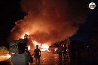 गाड़ियां में लगी भीषण आग (फोटो सोर्स - स्क्रीनशॉट)