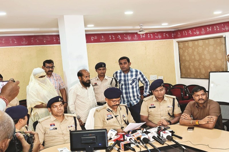 बांग्लादेशी दंपती गिरफ्तार (फोटो सोर्स- पत्रिका)