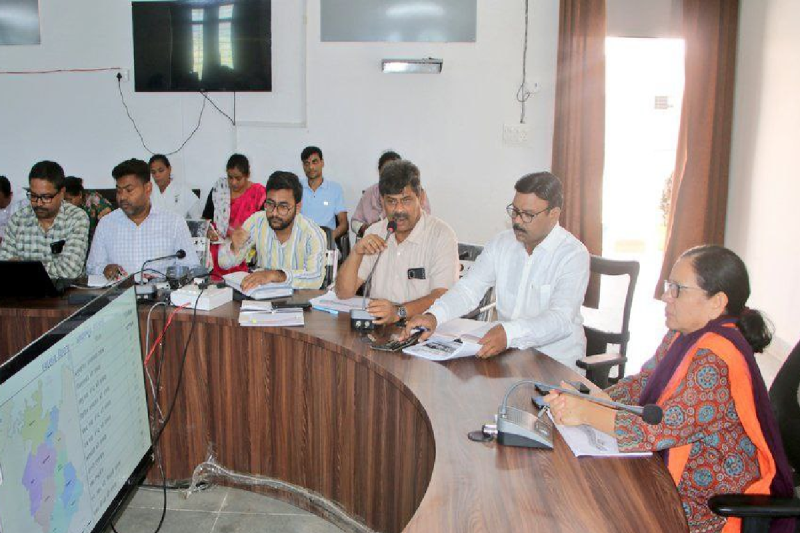 Maihar Collector Rani Batad has taken major action against officers using mobile during the meeting in MP