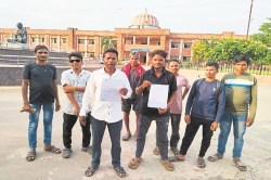 CG News: 17 करोड़ की गुणवत्ताहीन सड़क के खिलाफ लामबंद, ग्रामीणों ने कलेक्टर को
सौंपा ज्ञापन - image