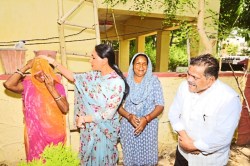 सफाईकर्मी के पास अचानक पहुंचीं डिप्टी CM दिया कुमारी, वाल्मीकि महिला का घूंघट
हटवाया… फोटो खिंचवाई - image