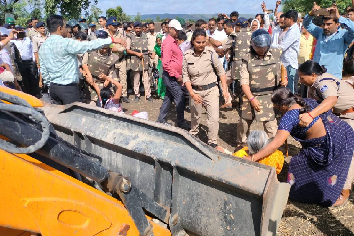 इंदौर-बुदनी नई रेल लाइन जमीन अधिग्रहण का विरोध, जमकर हुई झूमाझटकी