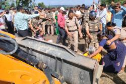 इंदौर-बुदनी नई रेल लाइन जमीन अधिग्रहण का विरोध, जमकर हुई झूमाझटकी - image