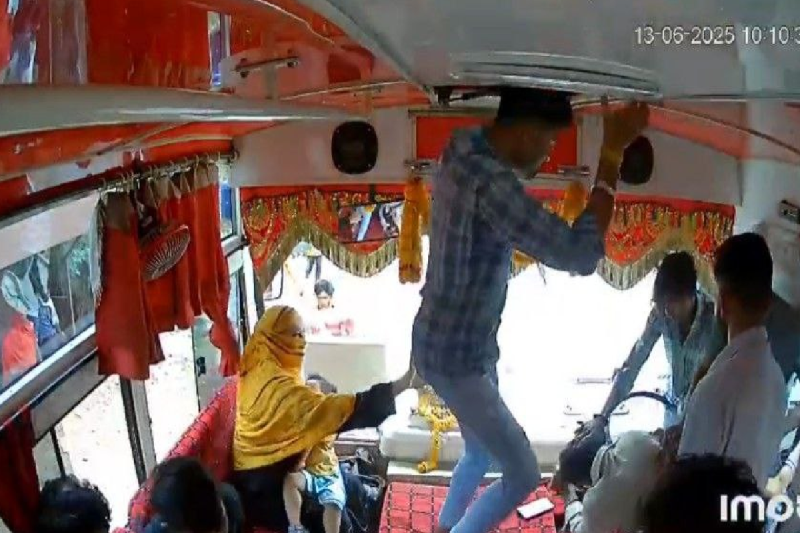 Breaking news miscreants brutally beat up the bus driver video viral in dhar mp news
