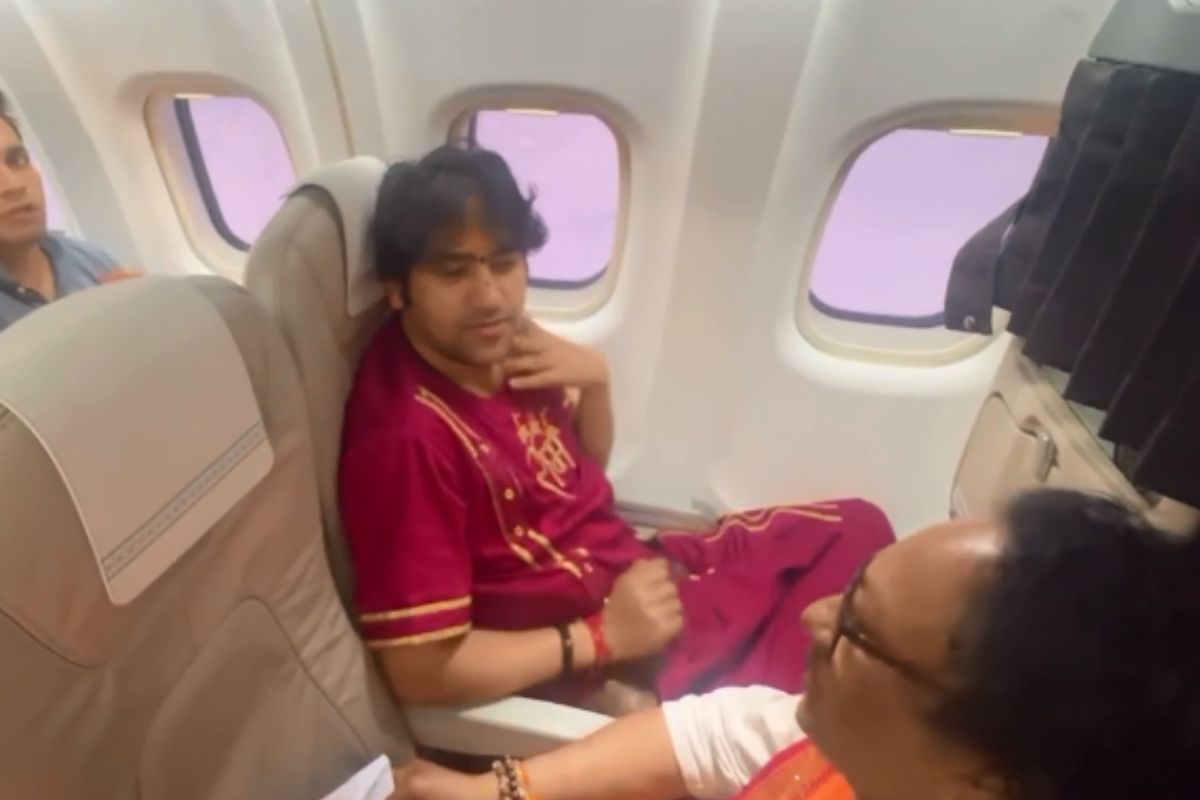 धीरेंद्र शास्त्री ने प्लेन में बैठकर यात्रियों को सुनाया ‘हनुमान चालीसा’ का पाठ