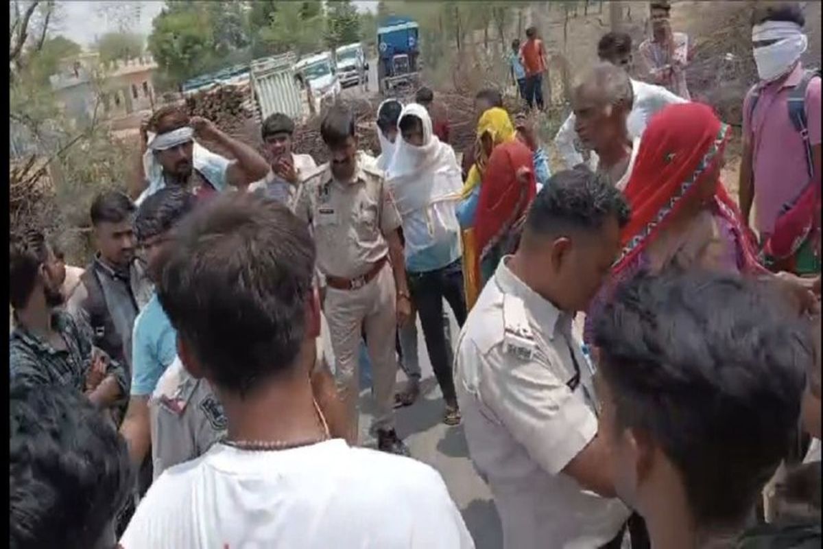 पानी के लिए फूटा ग्रामीणों का आक्रोश, एक घंटे किया रोड जाम