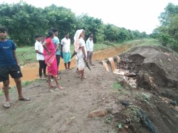 पहली ही बारिश में क्षतिग्रस्त हो गई दनदना जलाशय नहर, खेतों में पटा मलवा - image