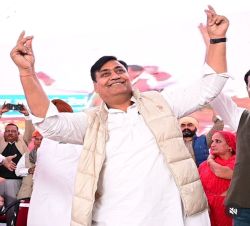 नेता जिसका डांस प ब्लिक डिमांड बन गया - image