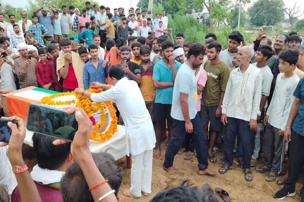 जम्मू-कश्मीर में तैनात MP के जवान ने लगाई फांसी, परिजन बोले- टॉर्चर करते थे
सीनियर अफसर