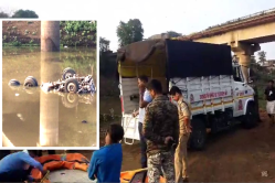पुल की रैलिंग तोड़ते हुए 50 फीट नीचे नदी में गिरा रेत से भरा हाईवा, 1 की मौत कई
लापता - image
