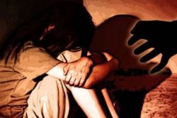 मुंहबोले चाचा ने 7 साल की मासूम से किया दुष्कर्म, आरोपी घर से फरार, पुलिस तलाश
में जुटी - image