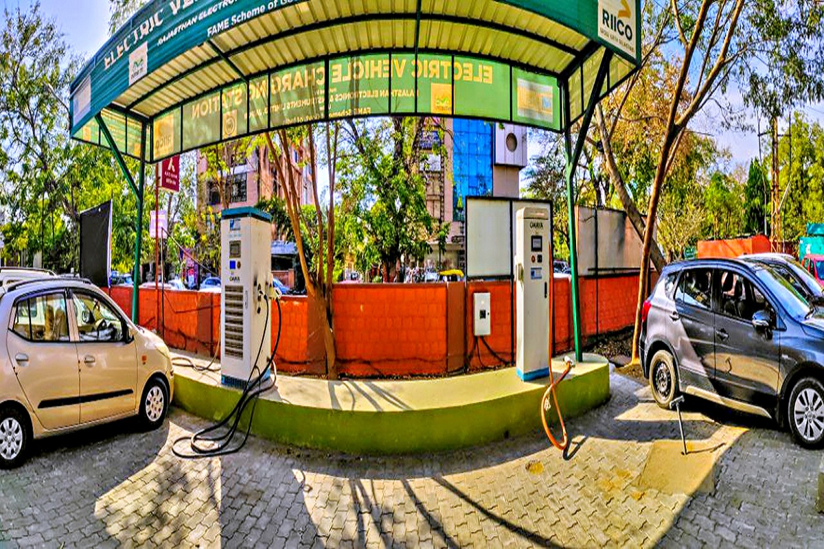 ई-कारें 50 हजार के पार, चार्जिंग ढांचा अब भी ‘लो बैटरी’ पर