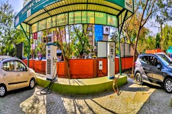 ई-कारें 50 हजार के पार, चार्जिंग ढांचा अब भी ‘लो बैटरी’ पर - image