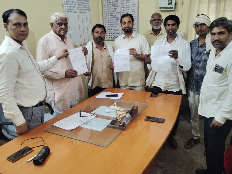 मुख्यमंत्री अवधिपार ब्याज राहत एकमुश्त समझौता योजना का लाभ लेते किसान।फोटो पत्रिका।